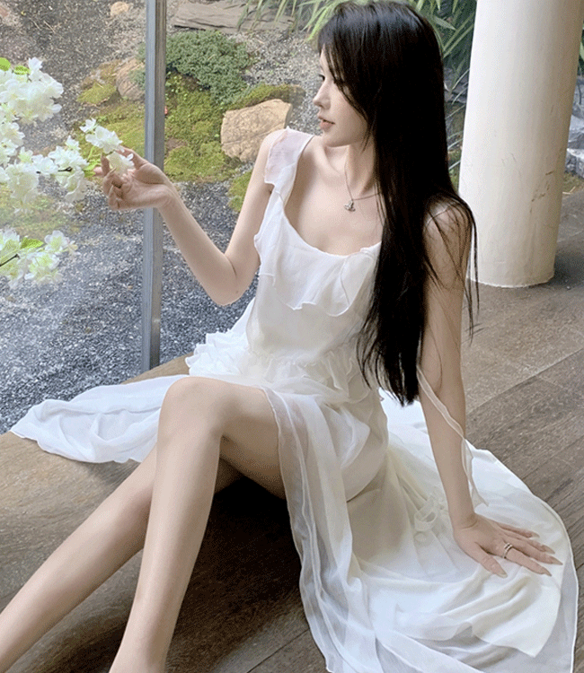 백오픈 셔링 프릴 화이트 드레스